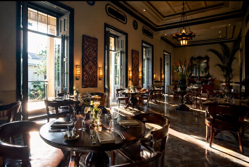 Restaurante con mobiliario de madera restaurado